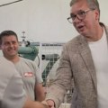 Vučić u Pejkovcu najavio ulaganja: "Radićemo trotoare, puteve i kanalizaciju"; Obišao fabriku ambalaže