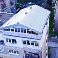 "Moja kućica, moja slobodica" Bosanac podigao sprat na vrhu stambene zgrade: Sebi obezbedio mir, a komšijama nemir (video)