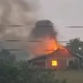 Udar groma zapalio kuću Vatrogasci na terenu u Kostajnici, plamen guta objekat (video)