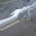 Kiša donela čudnu pojavu na ulicama Beograda: Po trotoarima i putevima teku potoci neobične bele pene: "Izlazi svuda iz…