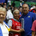 Mama, ovo je za tebe: Predivan gest kapitena Srbije - Bogdanović pehar za igrača meča odmah uručio majci! Foto