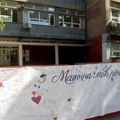 "Družite se i volite, i čuvajte jedni druge": Dirljive poruke na tarabi lepih reči u školi u centru grada (foto, video)