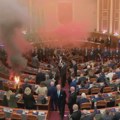 Skupština Albanije: Poslanici aktivirali dimne bombe, zapalili poslaničke klupe, Rama napustio sednicu (VIDEO)