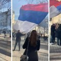 Srpska svadba u centru Pariza! Trobojka, trubači, grmi vidovdan: Parižani stali da vide pa plješću! (video)