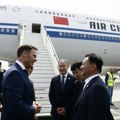 Prvi avion s kineskom delegacijom sleteo u Beograd Kineske ministre dočekali Mali i Momirović