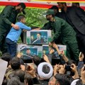 Reka ljudi ispraća Raisi na večni počinak: Kovčeg putuje Iranom, biće sahranjen tek u četvrtak