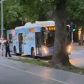 Policajci presreli gradski autobus! Drama u Novom Sadu: Iz vozila izveli grupu mladića i uhapsili ih: Evo šta se desilo…