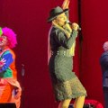 Olja Karleuša pokazala novu figuru: Dugo je nije bilo u javnosti, pa sad održala hit nastup - pevačica sa klovnovima i…