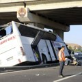 Autobus sleteo sa puta, pa udario u stub, ima poginulih! Horor u Turskoj: Vozilo smrskano, prtljag razbacan na sve strane