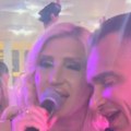 (Foto) posle raskida sa jovanom Jeremić grli pevačicu,: a ona neudata: Dragan se opustio na veselju, sve završilo na…