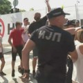 Poslanice pokušale da skinu transparent “Bolje ćaci nego naci": "Napali su nas iz Pionirskog parka"