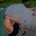 Novi snimak iz Mostara! Mladić skočio sa mosta mortus pijan! A onda je prošao "kroz šake" meštana - opšti haos na mrežama…