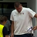 Hit scena! Dok se Jokić borio sa džepovima zbog obezbeđenja, za Pešića protokoli ne važe