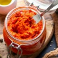 Ajvar koji će svi da hvale! Mali dodatak na kraju pripreme čini ukus još boljim i trajnijim