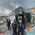 (BLOG) Policija obezbeđuje autobus Jaćimovića, njegov sin najavio da će ponovo u štrajk glađu ako im se oduzme vozilo