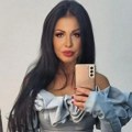 Pevačicu zbog fotošopa niko ne prepoznaje! Uslikala selfi, ljudima nije jasno ko je na slici