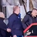 Snimak tuče u Boru: Naprednjaci tuku posmatrača - policija nemoćna! (video)