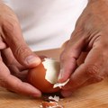 Trik koji su neke domaćice zaboravile: Jedan sastojak znatno olakšava da oljuštite kuvana jaja