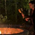 U ruci zlatni pehar i krzno, ispred nje kameno ognjište i mrak! Elena Karić usred šume izvodi rituale: Evo šta je obeležavala…