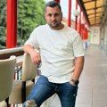 Naš pevač ima šestoro dece, svakom će kupiti po stan: Vozi auto od 100.000 €, a znaju ga samo po jednom hitu