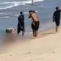 (Uznemirujući video) Ajkula otkinula levu nogu dečaku (11) u vodi pored prepune plaže kupača, mališan molio uplakanog strica i…
