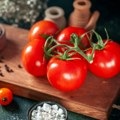 Obožavamo ga u salatama, ali paradajz nije dobar izbor za svakoga! Može da napravi probleme, evo ko bi trebalo da pazi