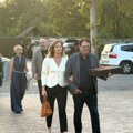 Pravi gospodin i dama! Omiljeni glumac sa ženom došao na venčanje Jelene Jovičić: Svi gledaju u njegovu prelepu suprugu (video)…