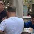 Neočekivano: Hrvat prišao grupi srpskih navijača u Minhenu i uz osmeh uradio nešto što će obići region!