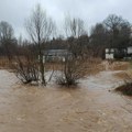 Kiša oštetila put u selu Mozgovo kod Aleksinca, odsečeno desetak kuća