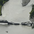 Drama u Americi Srušio se most preko reke Jelouston, opasne materije dospele u vodu