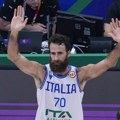 VIDEO Emotivan oproštaj legende: Prekinuta utakmica na Mundobasketu, svi su hteli da se pozdrave sa njim