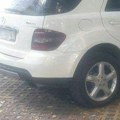Bahatom vozaču "mercedesa" komunalna policija stala na put: Posedovao falsifikovanu nalepnicu za invalide