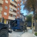 (FOTO) Pretresi na Kosovu, i u zgradi u kojoj je Radoičić živeo: Blindirana vozila i specijalci na terenu