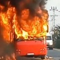 Zapalio se autobus kod Stare Pazove (VIDEO)