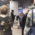 "Gde su so, pogača i rakija": Zbog spektakularnog dočeka prijatelja, Srbi masovno dele snimak sa beogradskog aerodroma…