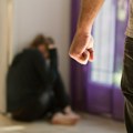 Pijan davio ženu i drogirao se pred decom: Nasilniku iz Virovitice socijalni rad oduzeo decu