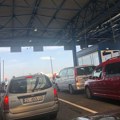 Automobili na Horgošu na ulazu u Srbiju čekaju dva sata, na Gradini sat vremena