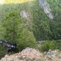 Celu noć proveo nad ambisom: Drama u šavničkom kraju, muškarac vozilom sleteo s puta