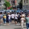 Skup ispred policijske stanice u Ulici 29. novembar: Okupljeni čekaju saslušanja privedenih studenata