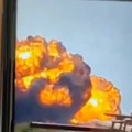 Srušio se usred grada i eksplodirao u vatrenoj lopti Trenutak pada Boinga 787 u Indiji snimljen kamerom (video)