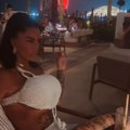 Starleta objavila snimak iz Dubaija: Bujne grudi jedva prekrila heklanim topom