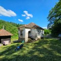 Livade, voćnjaci i hrastova šuma! Na prodaju seoski raj kod Mionice: Renovirana kuća na imanju od 2,3 hektara, idealno za…