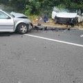 Delovi vozila rasuti po putu, ima povređenih: Težak sudar dva vozila kod Zlatibora