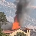 (Video) Izgorela pravoslavna crkva u Albaniji: Požar aktivirao eksplozija zaostalih bombi iz rata: Građani u panici bežali iz…