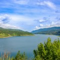 Spektakularni prizori Zavojskog jezera su raj za turiste, kupače i sportske ribolovce, opcije za smeštaj raznovrsne