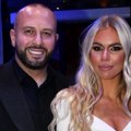 Žena pevača (43) izgleda kao avion: Rodila mu dvoje dece, sad se uslikala u helankama i pokazala pločice na stomaku (foto)