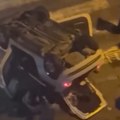 (Vide) automobil završio na krovu na zvezdari: Ljudi pritrčali u pomoć, iz vozila izašle dve ženske osobe