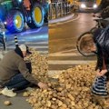 Protest poljoprivrednika prilika za uštedu: Građani Brisela skupljali krompir koji su farmeri bacali na protestu (VIDEO)