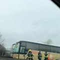 (Foto, video) Zapalio se autobus na auto-putu, dim iz vozila, vatrogasci na terenu, oprezno na ovoj deonici u Beogradu