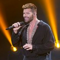 Riki Martin u panici beži sa bine nakon bacanja suzavca: Pojavio se snimak sa koncerta u Crnoj Gori